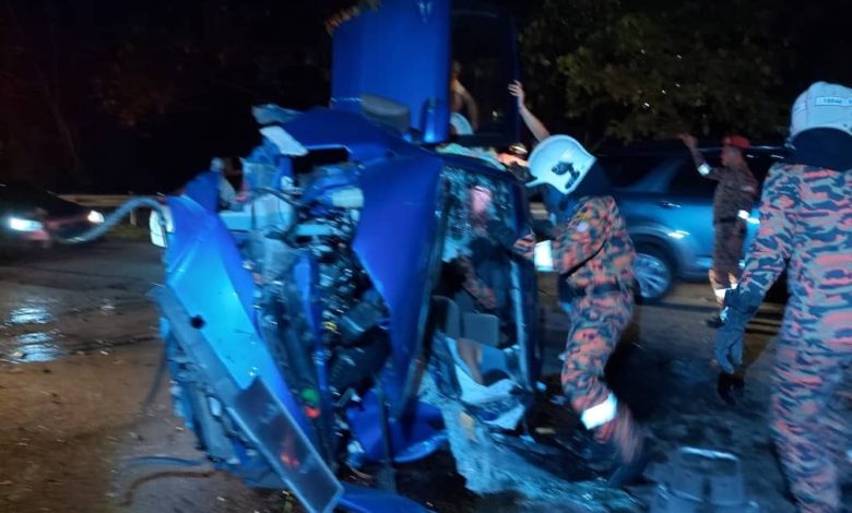 巴西古當大道再添亡魂，淩晨車禍釀1死2傷，撞擊後翻覆的出事轎車毀壞不堪。