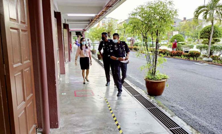 警員一早到校巡視峇章小學複課情況。
