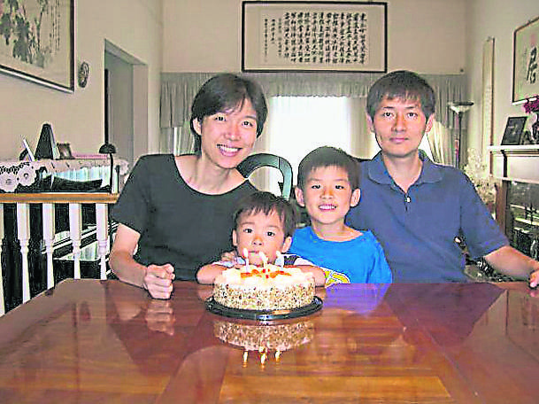郭瑞祥與妻子及兩個孩子童年時的全家福。