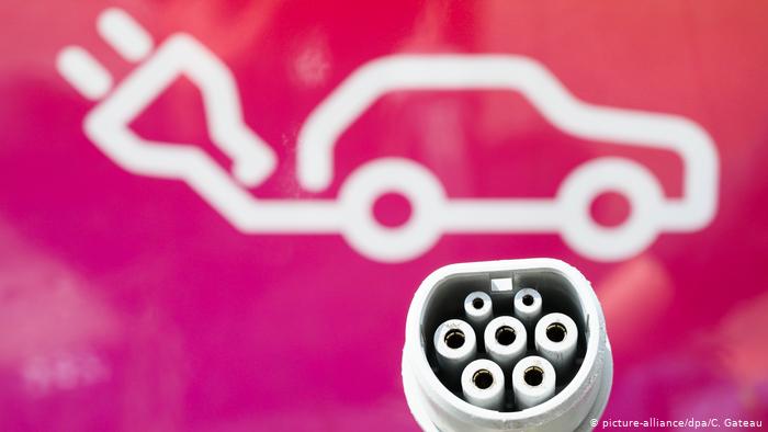 電動車使用的鋰電池價格昂貴，造成電動車難以普及的原因之一。如今電池技術有望采用價格低廉且節省資源的鈉離子電池取代。
