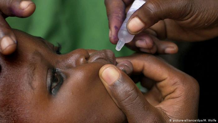 尼日利亞的兒童在接受針對小兒麻痹癥的口服疫苗。