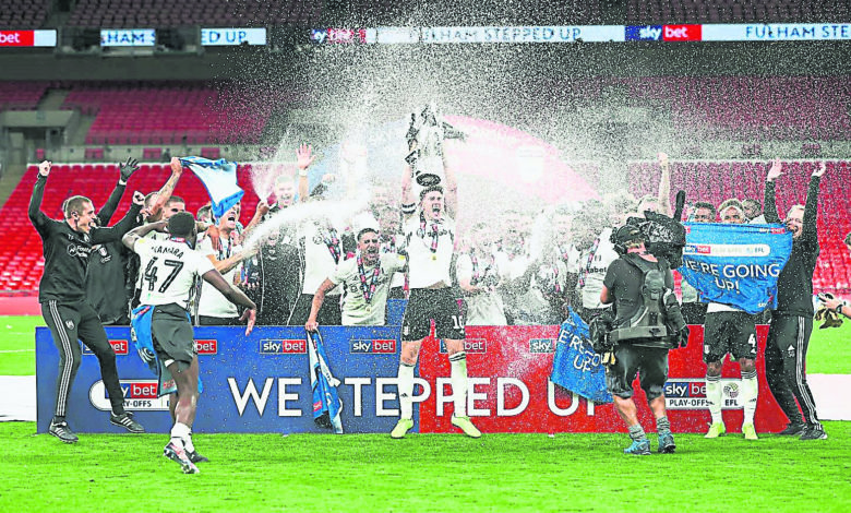 富罕在英冠升級附加賽決賽加時戰勝布倫福特後，眾球員欣喜慶祝升上英超。