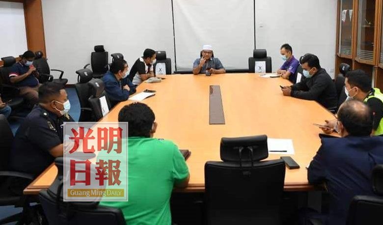 威省市長羅查里（中）漏夜主持緊急會議宣佈最新防疫措施。
