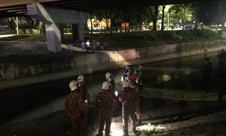 消拯人員在河中救出4名受困車內的男子。