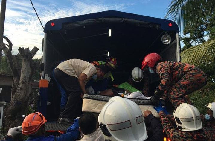 救援人員將男子連同牀褥一並抬上卡車。
