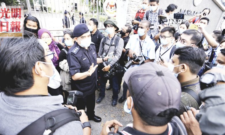 8時許，威北警區主任諾再尼助理總監向在場媒體表明，可以通融28位記者進入法庭範圍。
