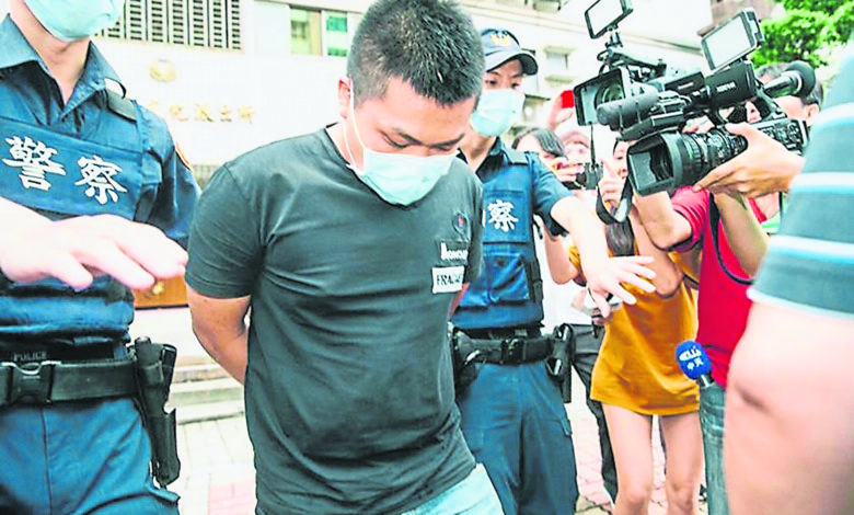 警方偵訊後，將劉男（中）依殺人未遂罪嫌移送新北地檢署。