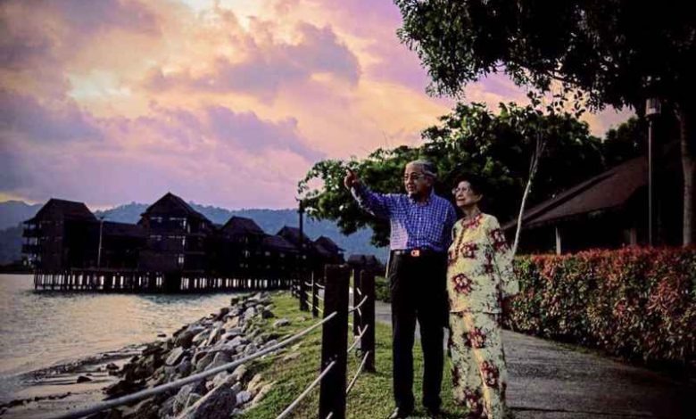 馬哈迪與茜蒂哈斯瑪攜手走過64年的婚姻，“我想，最值得慶祝的，是我們彼此接納對方，總是在考量對方的感受吧。”
