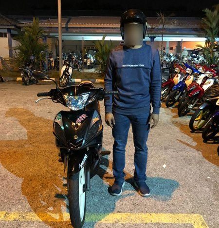 在大道“耍雜技”的4名男騎士，皆被警方帶返警局調查。
