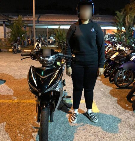 2名女騎士公然在大道與另4名男騎士飆摩哆車，最終落入警網。