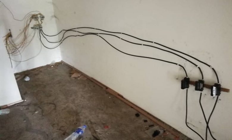 單位租戶涉嫌偷電，牆角有駁接電線。