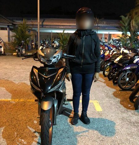 2名女騎士公然在大道與另4名男騎士飆摩哆車，最終落入警網。