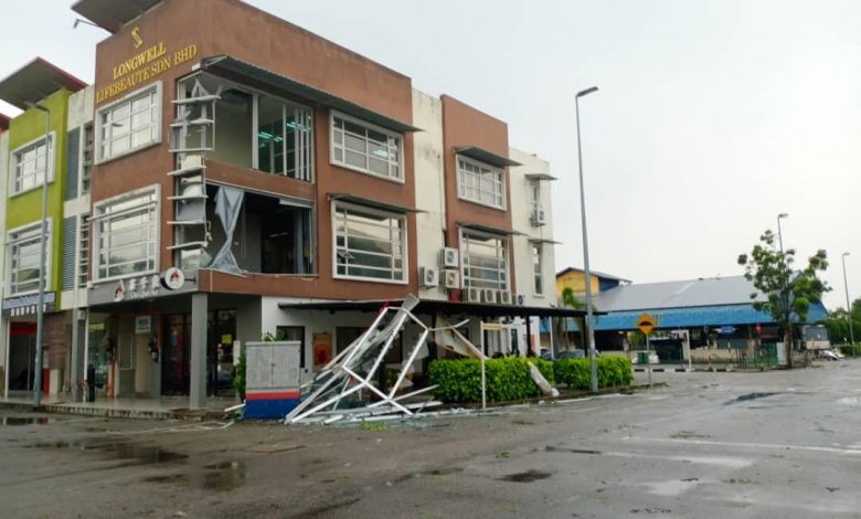 風災帶來嚴重破壞，連建築物窗戶也被吹毀。
