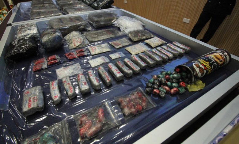 柔州警方偵破販毒集團，嫌犯將大麻處理成巧克力球包裝（如有上）讓同夥吞下後排出，並在扣留所販售。