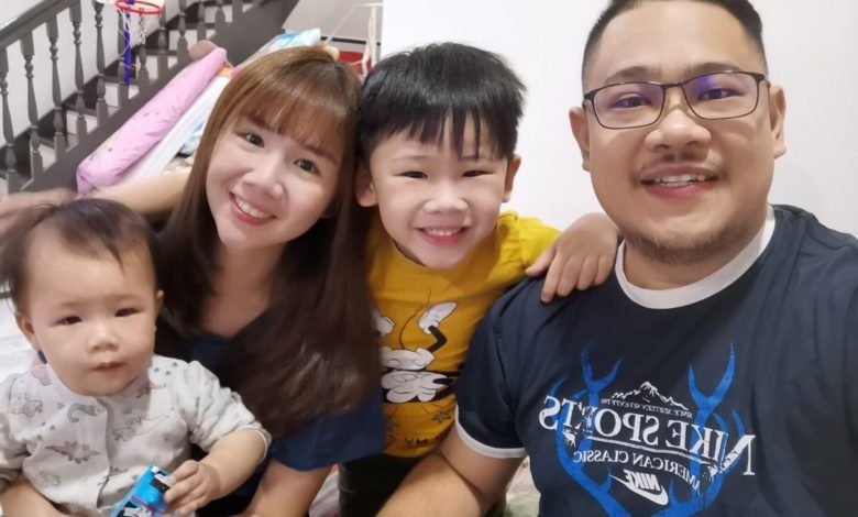 李國俊（右）與妻子郭秀婷（左二）及孩子的合照。