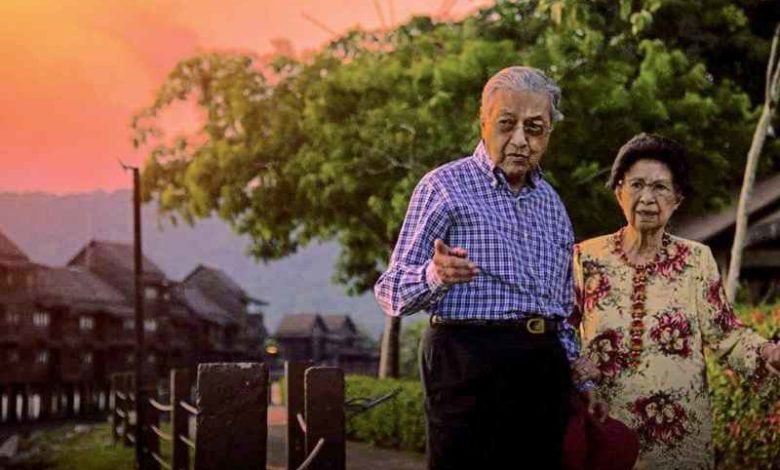 馬哈迪（左）與茜蒂哈斯瑪結婚64年，彼此相愛相守，守護彼此，給人再次相信愛情的信心。
