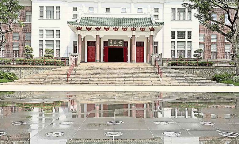 华裔馆所处的建筑物是前南洋大学的行政楼，也是南洋理工大学的历史地标。