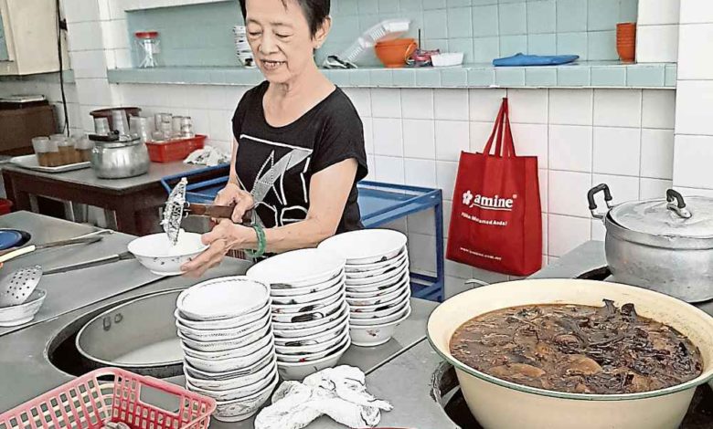 谭秀梅目前是潮兴饭粥店的主厨，全部潮州美食都是她亲力亲为。