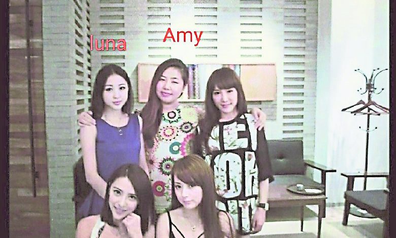 中国首富之子王思聪早前发文爆料“amy姐还是厉害，身边两名大将，一位嫁给天王郭富城，一位嫁给潘玮柏，太有实力了”引发热议，随后则爆出了专为钓富豪流水线打造娇妻人设的“天王嫂孵化班”成员名单。
