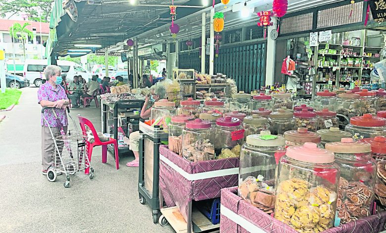 坚成杂货店是新加坡越来越少见的传统杂货店。