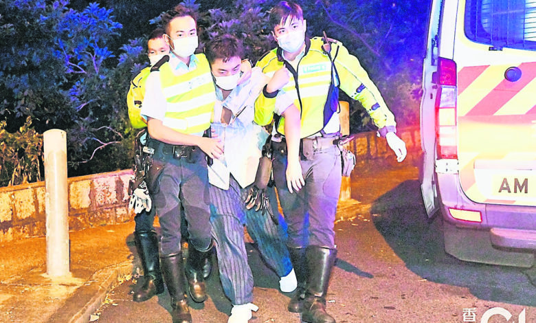 杨明送院时烂醉如泥，需由2名警员左右搀扶。