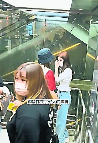 鞠婧祎被爆耍大牌，搭升降机赶走粉丝，引起两极反应。