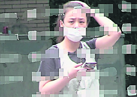 马思纯现身精神科医院就诊，双眼略显呆滞无神。
