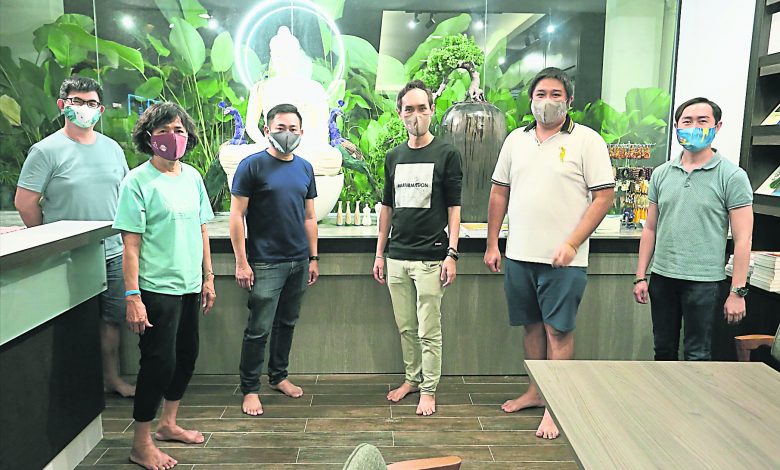 李秀霞（左二）、刘峻宾（左三）、郑鈱宝（左四）和义工们分别戴上6种设计的布口罩。