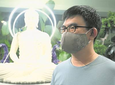 北海佛教居士林的义工兼设计师以“善男子”佛教用语设计布口罩。