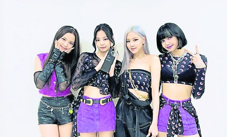 BLACK PINK的泰籍成员Lisa（右）可继续使用微博账号贴文，其他3位韩籍成员只能上线按like，让她们大感无奈。
