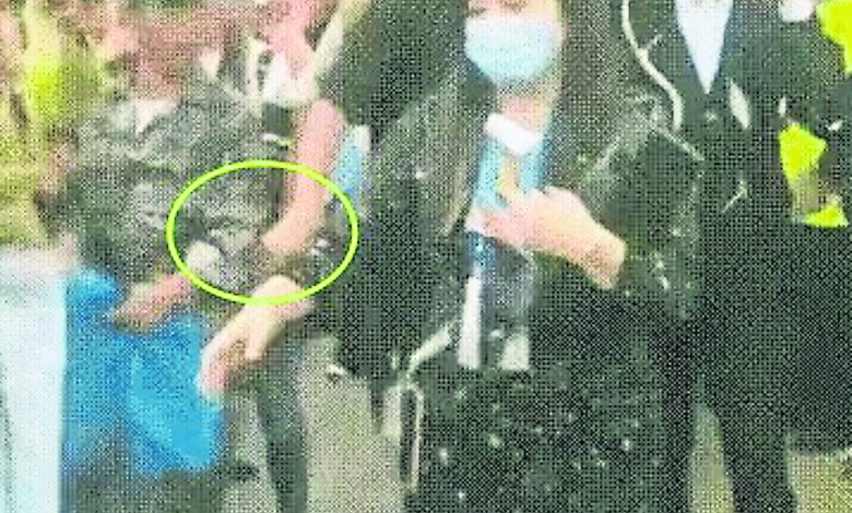 吴亦凡出席公益活动，保镳被控推人，引起部分网友砲轰“耍大牌”，但也有人认为不是吴亦凡的错，掀起热议。