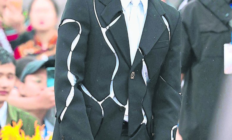 吴凡出席公益活动，保镳被控推人，引起部分网友砲轰“耍大牌”，但也有人认为不是吴亦凡的错，掀起热议。