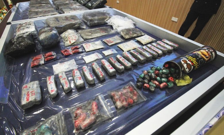 柔州警方偵破販毒集團，嫌犯將大麻處理成巧克力球包裝（如有上）讓同夥吞下後排出，並在扣留所販售。