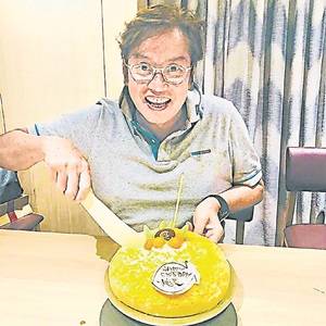 周日便踏入70岁的阿伦,日前在某餐厅办闭门生日派对,邀请约20人一同庆祝。和阿伦一向老友的李克勤,日前于派对中也没戴口罩趴趴走。