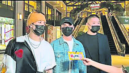 
戴著口罩的王嘉尔（左）被当成路人接受采访，但他非常配合，不过主持人全程不知道他是谁，真的是太走宝了。