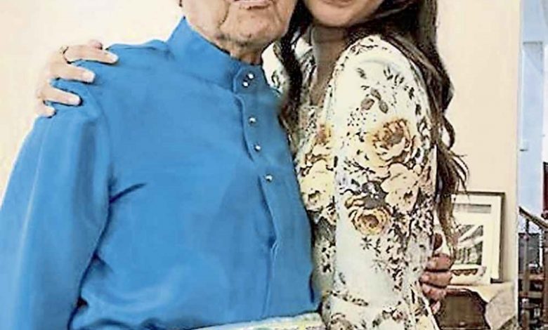 慕克力的女兒美拉艾雅娜與馬哈迪的合照。