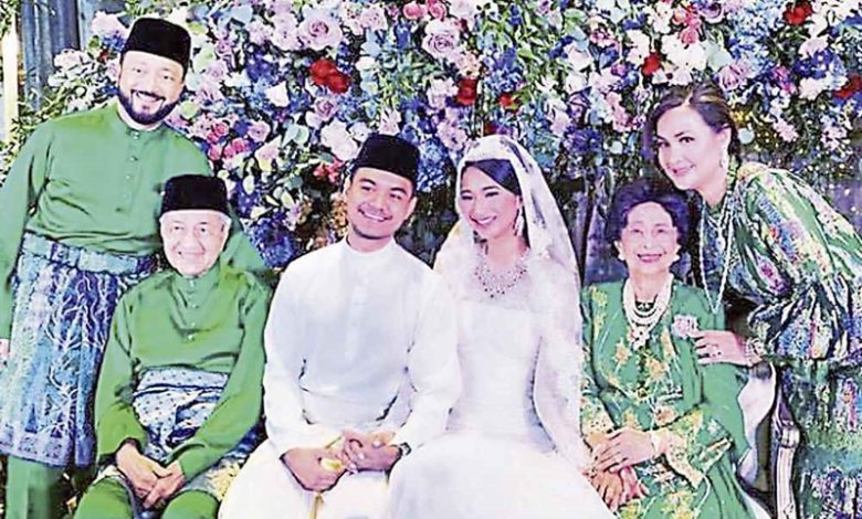 美拉艾雅娜（右3）与夫婿阿兹拉于2020年2月20日完婚。（档案照）