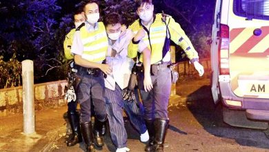 Photo of 涉醉駕撞防撞欄 警員扶上救護車 楊明拒測試被捕