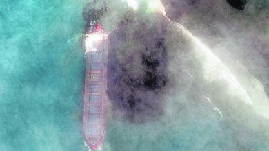 Photo of 日貨輪毛里求斯擱淺漏油 法派軍艦與飛機支援