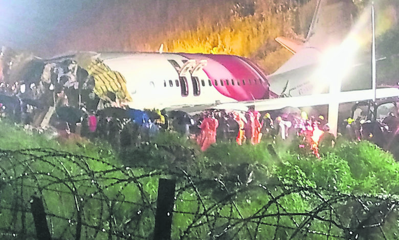 客機衝出跑道後，跌落大約10米下的山坡，機身斷成兩截。