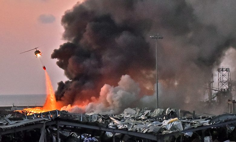 救火直升機在爆炸地點上空投擲水彈。
