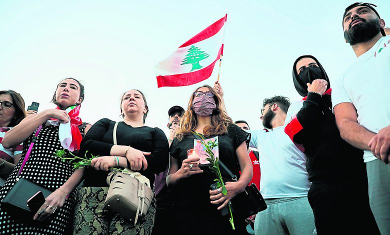 黎巴嫩民眾持燭光，哀悼大爆炸事故死難者。
