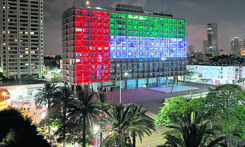 以色列與阿聯酋宣佈建交後，特拉維夫市政府大樓外牆亮起阿聯酋的國旗。