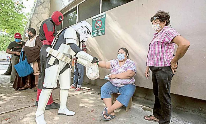 冠病疫情衝擊各行各業，墨西哥“星球大戰粉絲俱樂部”成員扮成星戰武士，向醫院外守候的病患家屬派發食物。
