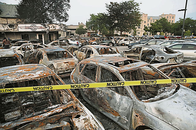 憤怒的示威者四處縱火，不少車輛被燒成廢鐵。