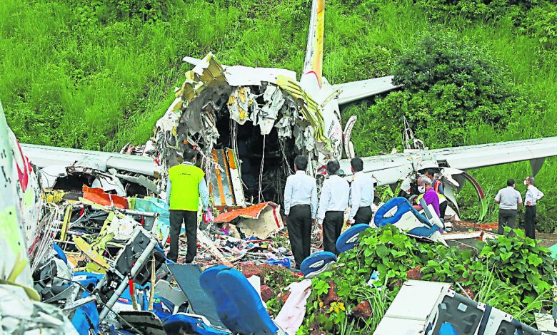 客機殘骸散落一地，相關官員及專家在場展開調查。