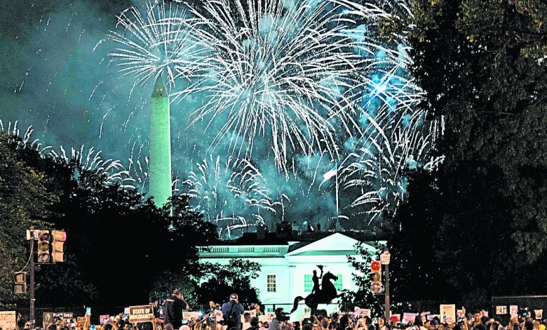 特朗普演說後，華盛頓紀念碑會燃放煙火。