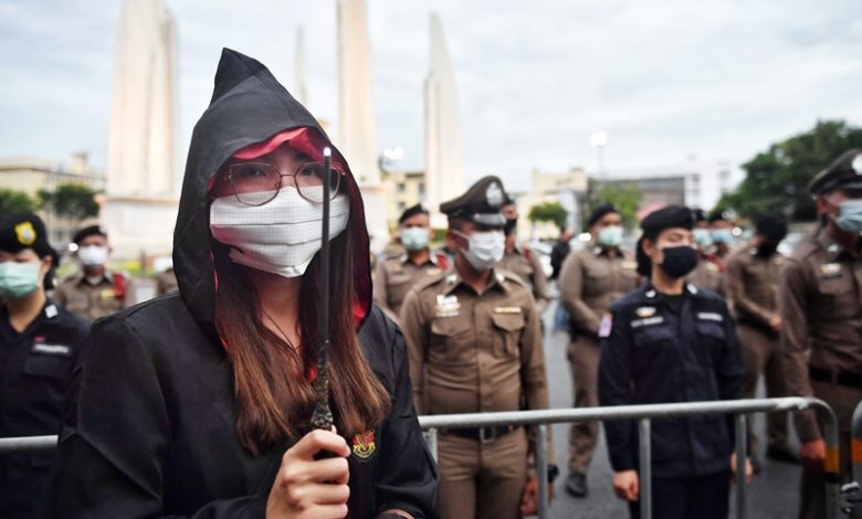 示威者扮成《哈利波特》中的角色，拿著魔法杖，聲稱要為民主施法加持，懲罰不公義的軍政府。
