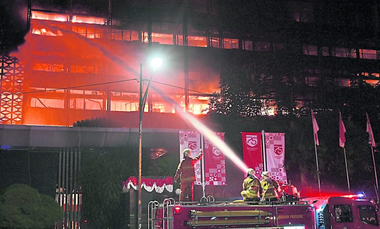 印尼總檢察署大樓陷入火海，消防員射水滅火搶救。