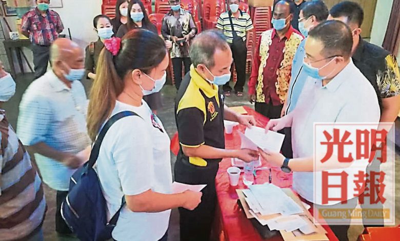 出席交流會代表在交流會後親手將備忘錄交給林桂億（右一），反映問題。